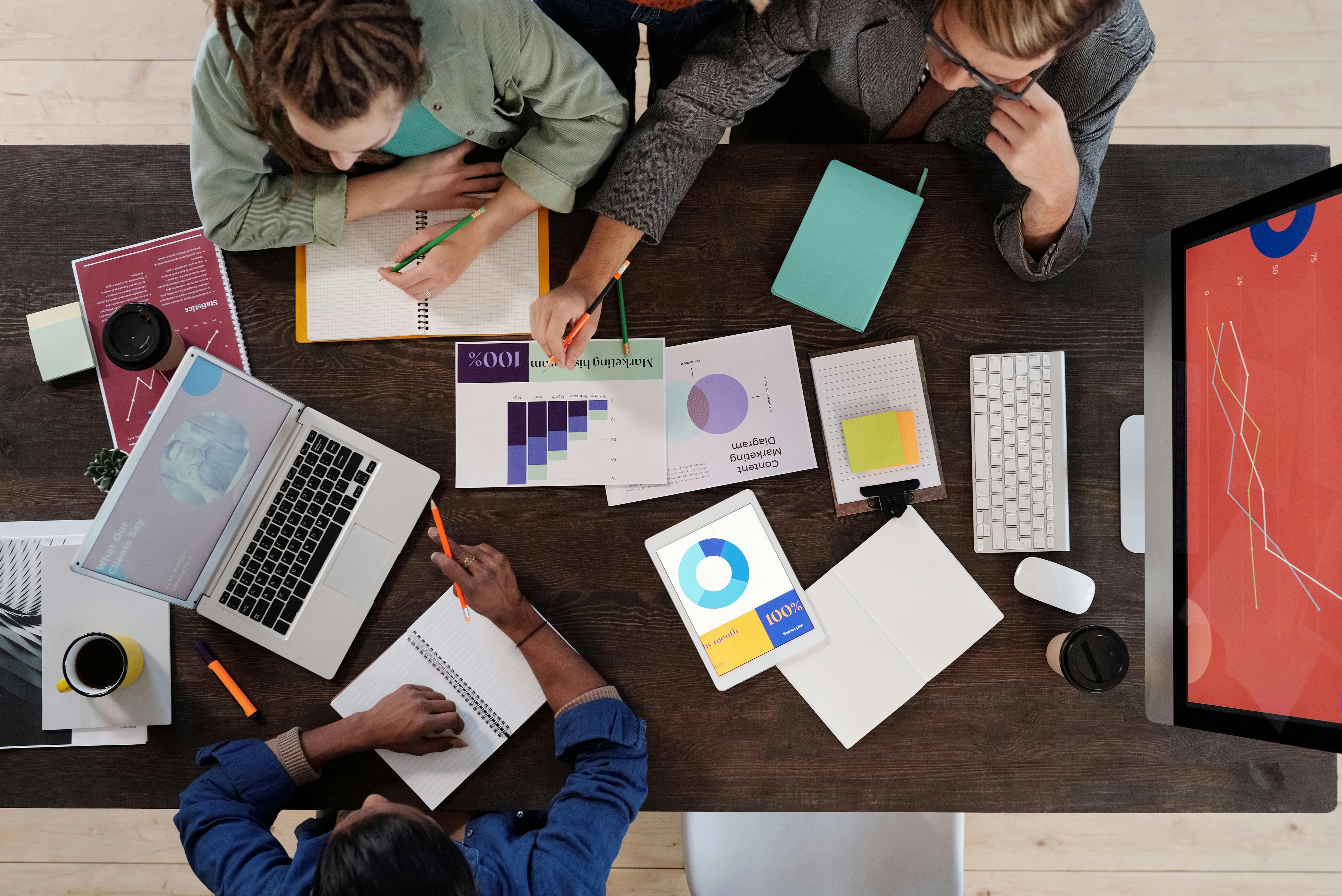 Team startup al lavoro su un progetto
